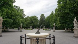 Sächsischer Garten in Warschau mit vielen Statuen