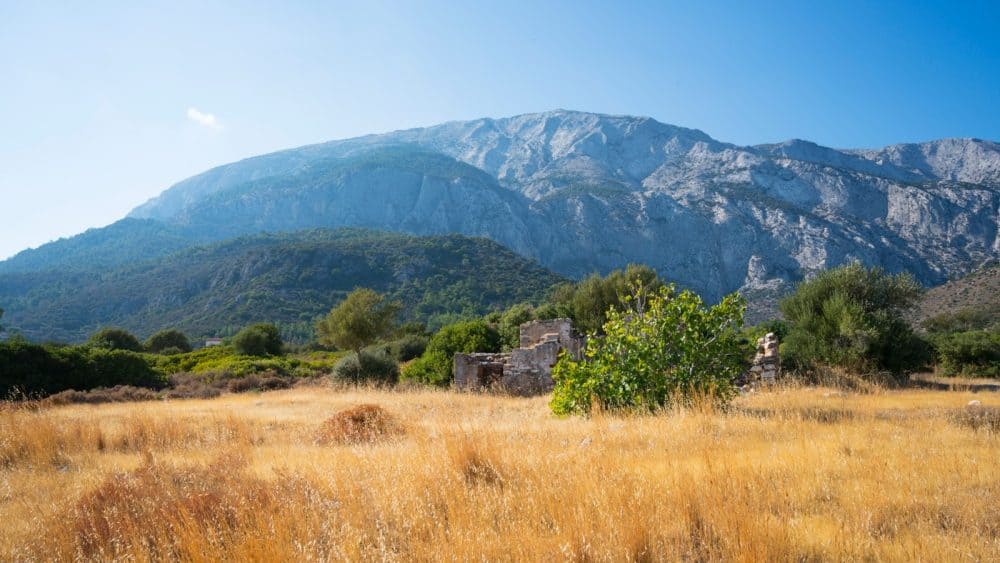 Das Kerkis Massiv erhebt sich