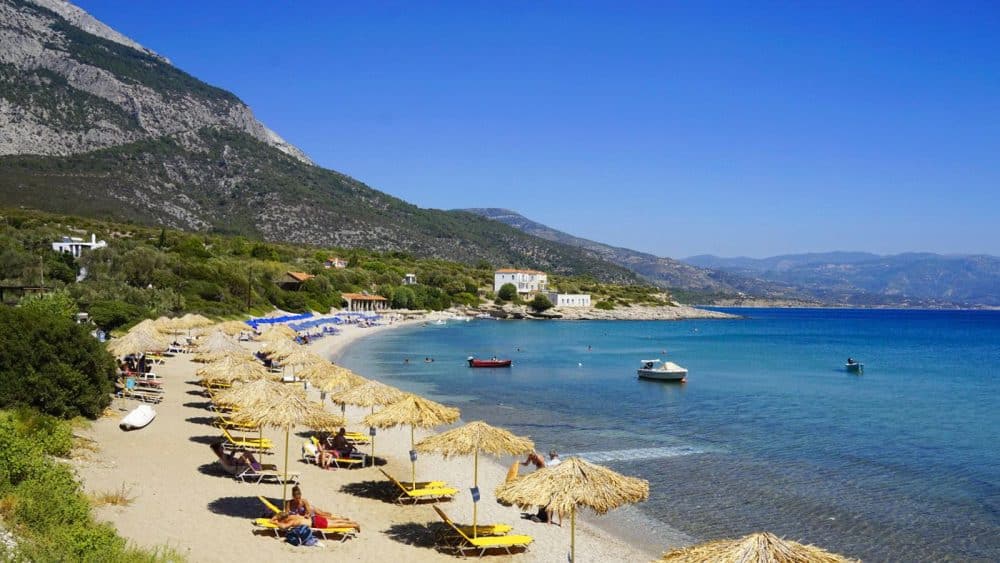 Schön sandig: Der Limniónas Samos Strand