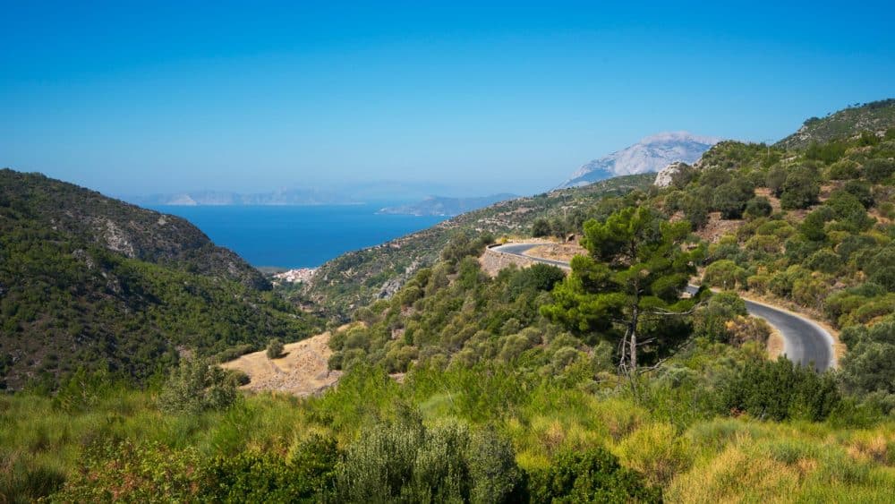 Entlang der Küstenstraße im Südwesten der Insel könnt ihr beste Aussichten auf das Meer genießen