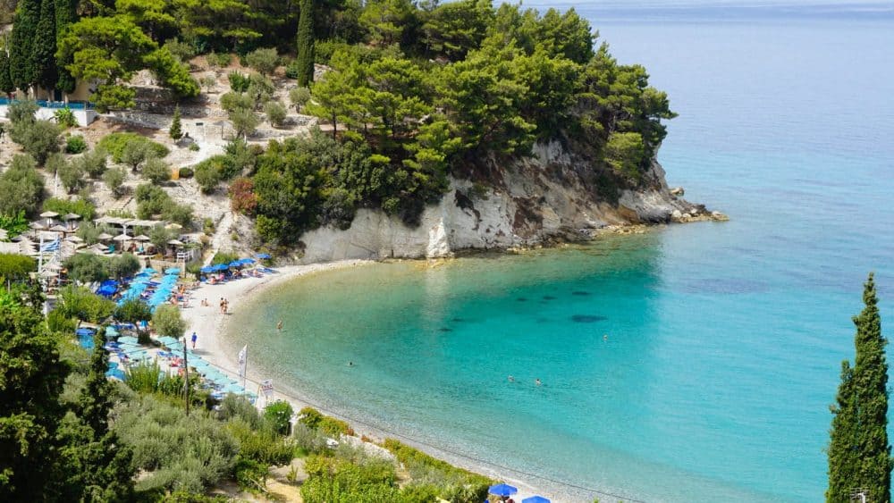 Türkisfarbenes Meer gibt es am Tsamadoú Beach