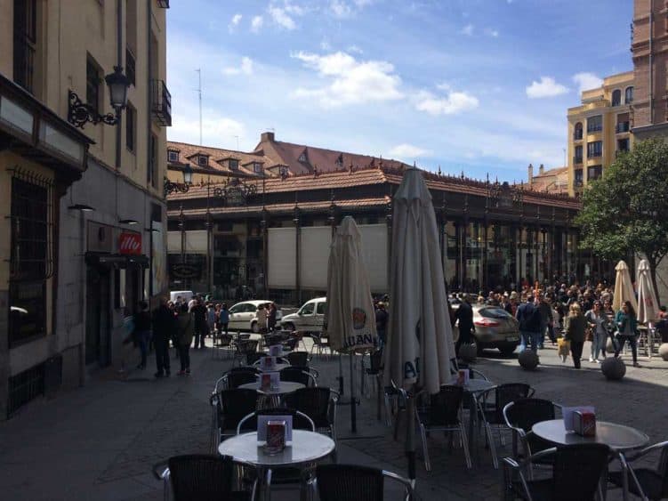 Großer Andrang am San Miguel Mercado in Madrid