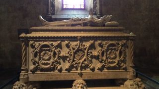 Das Sarkophag eines portugiesischen Königs im Hieronymitenkloster in Lissabon