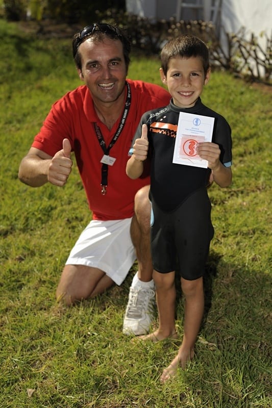 Im Urlaub die Seepferdchen-Prüfung ablegen? Kein Problem in den MAGIC LIFE Clubs Mit der Schwimmschule Sharky im Urlaub schwimmen lernen