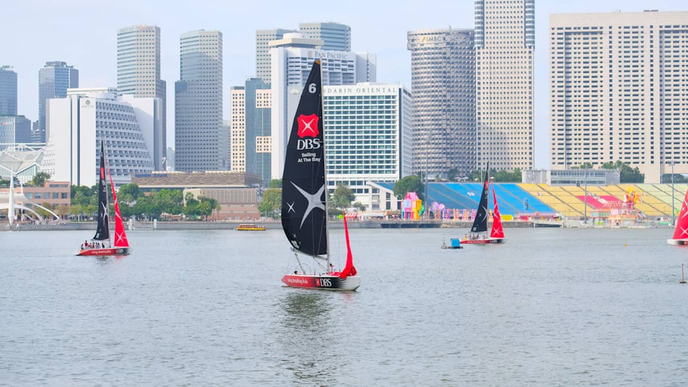 Blick auf ein kleines Segelboot vor der Skyline von Singapur, Südostasien