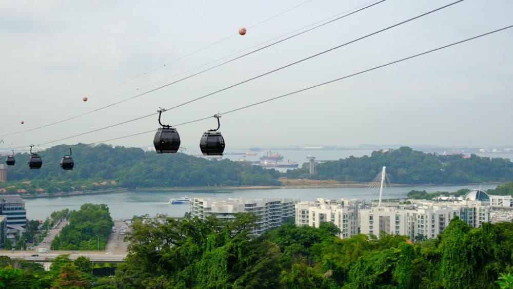 Blick auf eine Seilbahn über Sentosa Island, Singapur, Südostasien