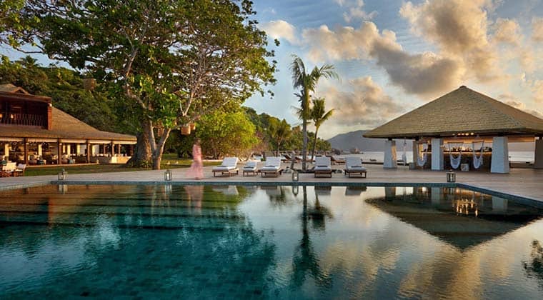 Der Pool mit Liegestühlen im im Hotel Six Senses Zil Pasyon auf den Seychellen