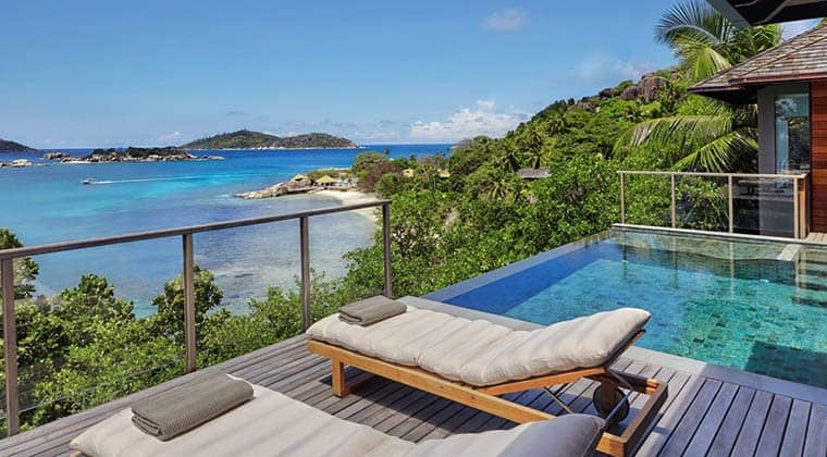 Blick von der Sonnenterrasse mit Pool der Oceanfront Poll Villa im Hotel Six Senses Zil Pasyon auf den Seychellen