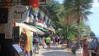 Einkaufsmeile auf Koh Phi Phi in Thailand