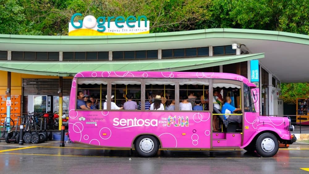 Blick auf einen pinkfarbenen Shuttle-Bus auf Sentosa Island, Singapur, Südostasien