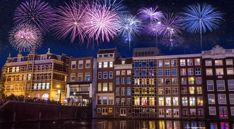 Silvester in Amsterdam mit Feuerwerk über den Fassaden