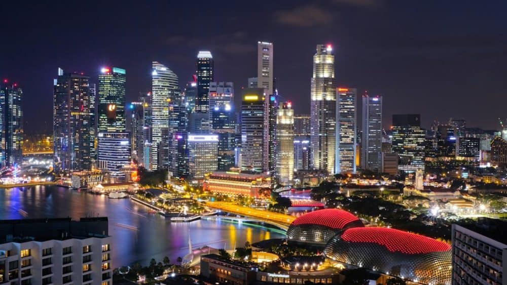 Blick auf Singapur bei Nacht mit erleuchteten Gebäuden und Strassen, Singapur, Südostasien