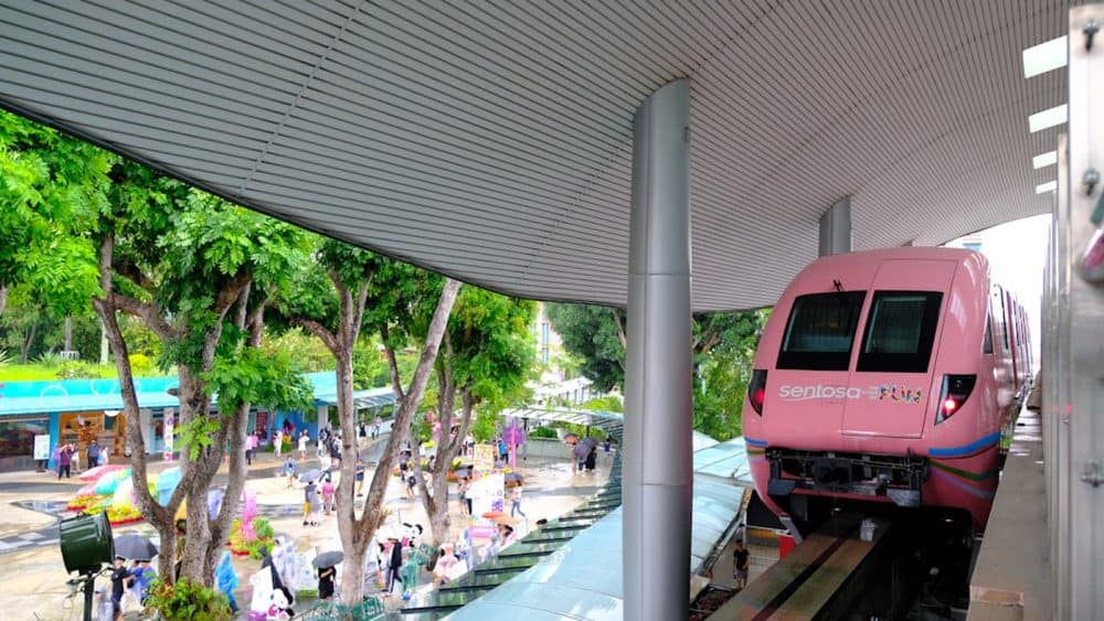 Blick auf einen pinken Zug an einer Haltestelle auf Sentosa Island, Singapur, Südostasien