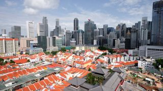 Starke Kontraste in Singapur: Hochhäuser stehen hier neben Tempeln