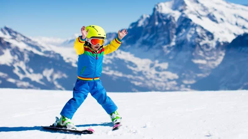 Kind lernt Skifahren