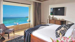 Vom Bett aus direkt aufs Meer blicken. Muss kein Traum sein in der Beachfront Skypool Suite mit Butlerservice