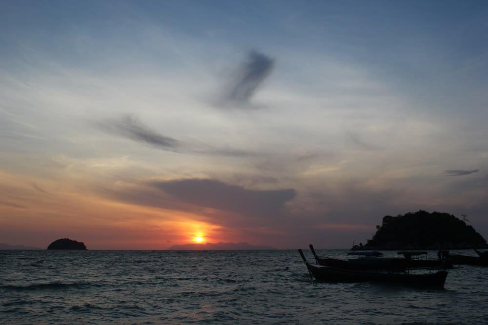Sonnenuntergang auf Koh Lipe - Die Sonne verschwindet dabei hinter der malaysischen Insel Langkawi