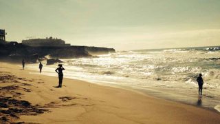 Mit starken Wellen ist der Praia do Guincho ein wahres Surfparadies in Portugal