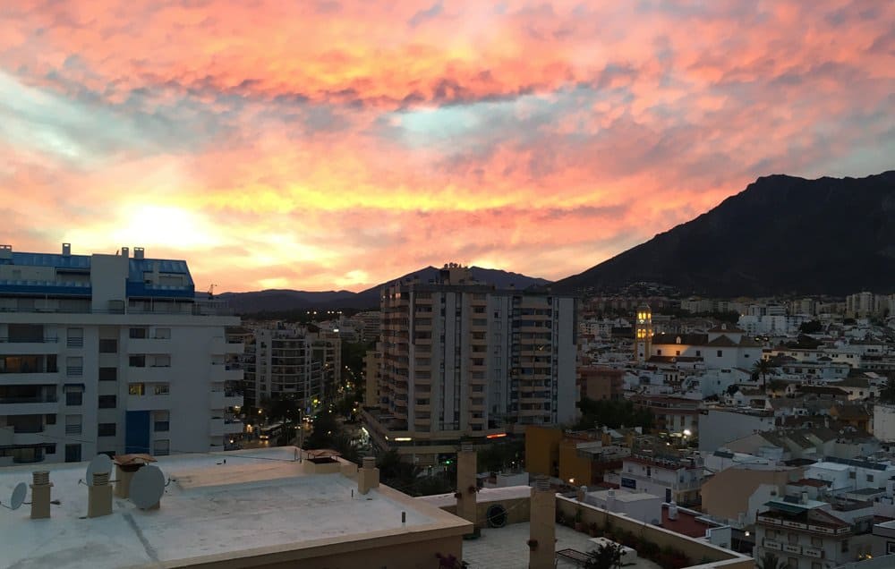 Eindrucksvoll und farbenprächtig: Der Sonnenuntergang über den Dächern Marbellas