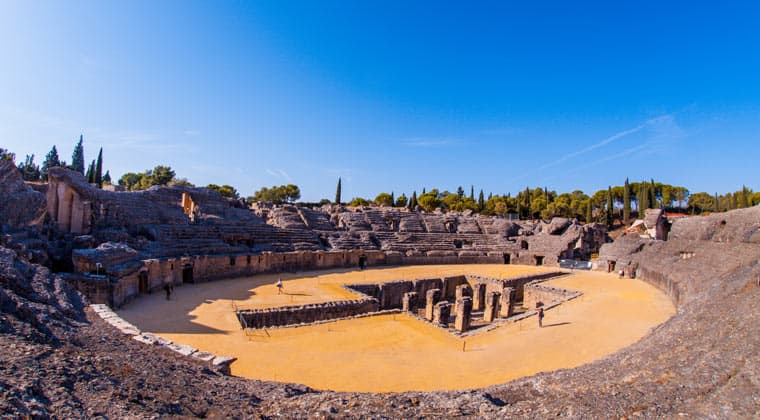 Blick auf das Amphitheater von Italica, Andalusien