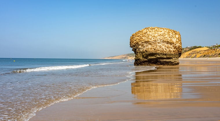 Blick auf den schönen Sandstrand der Playa Matalascañas in Almonte, Andalusien