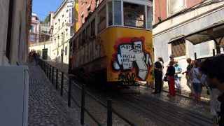 Die berühmte Standseilbahn in Lissabon: Ascensor da Glória