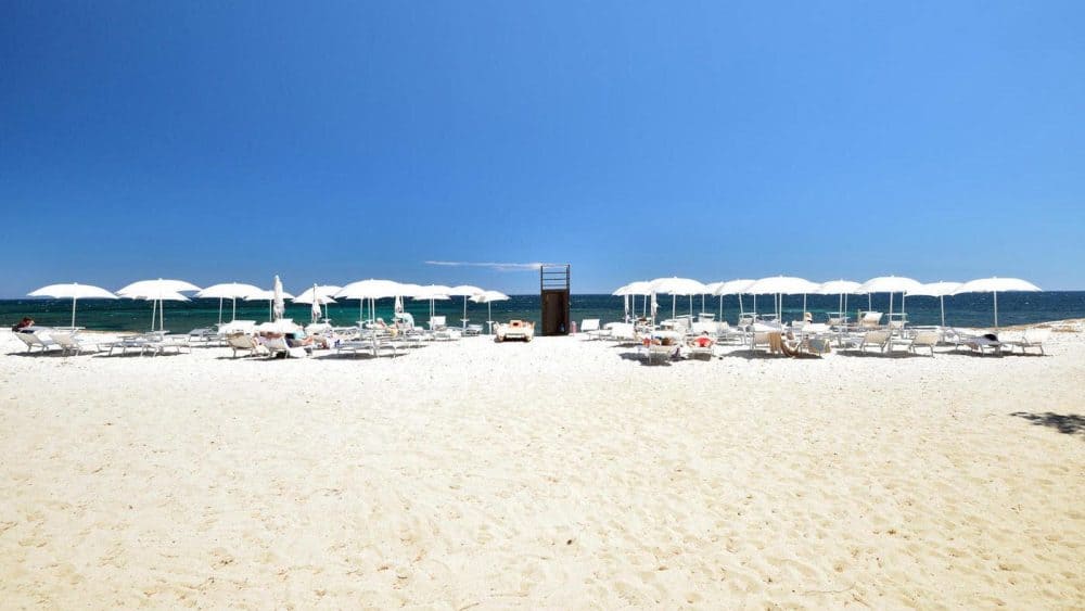 Nur ein paar Schritte sind es vom Hotel zum Strand