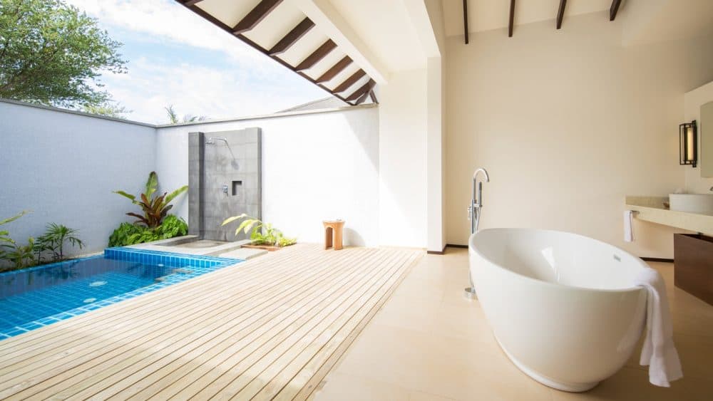 Auch die Strandbungalows bieten einen eigenen Garten, Open-Air-Dusche und Private Pool