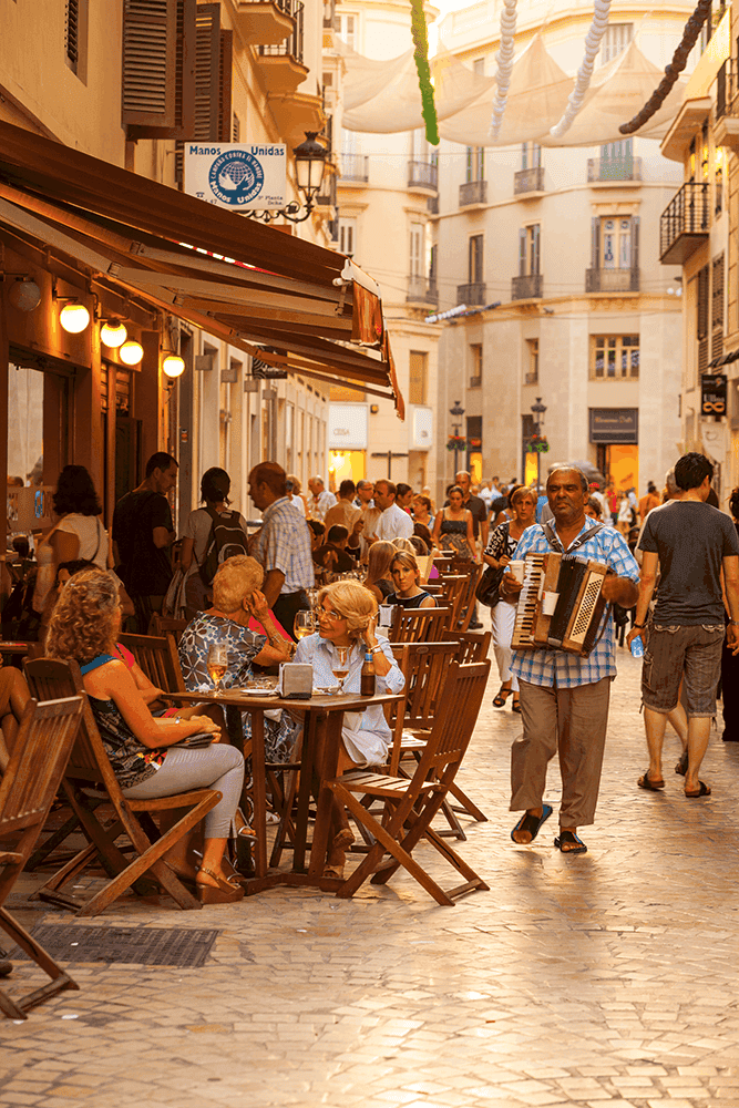 Genieße die Atmosphäre in den Straßencafés des historischen Viertels von Malaga.