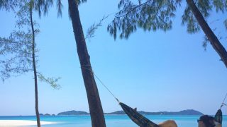 Meli entspannt am Traumstrand auf der Insel Ko Adang mit Blick auf Ko Lipe