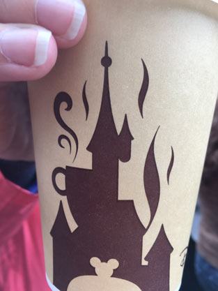 Tag des Kaffees: Disney-Kaffeebecher