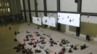 Die wechselnden Installationen in der Eingangshalle des Tate Modern machen jeden Besuch einzigartig. Hier liegen die Besucher auf dem Boden und verfolgen die Lichtspiele an der Decke.