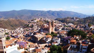 Mit der Seilbahn den Hang hinauf und die Aussicht auf die Silberminenstadt Taxco genießen.