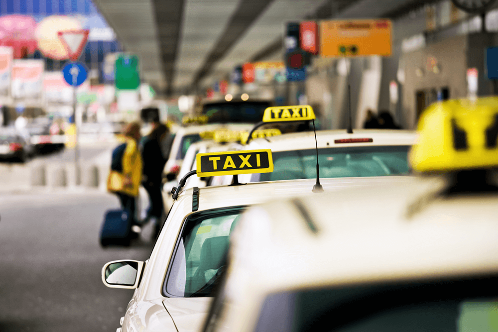 Ein Taxistand am Flughafen