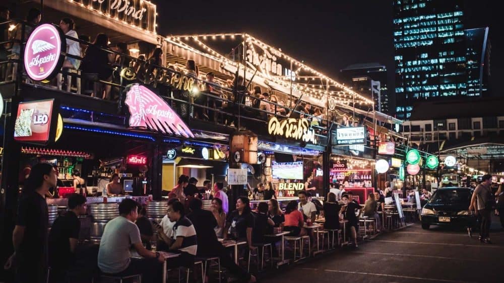 Shoppen, essen und feiern inmitten von Locals auf dem Train Night Market Ratchada.