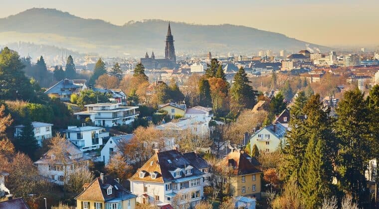 Blick auf die Häuser und den Freiburger Münster in Freiburg