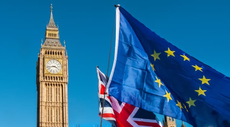 Big Ben in London mit Flagge von Großbritannien und EU Flagge im Vordergrund
