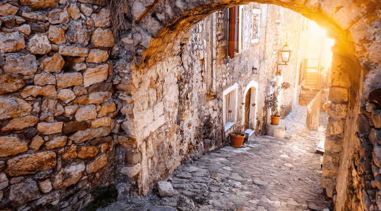 Mittelalterliche Gasse in Montenegro