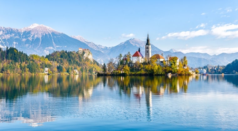 Blick auf einen See in Slowenien mit Bergen im Hintergrund