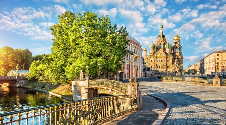 Blick von einer Brücke auf die Blutskirche in St. Petersburg