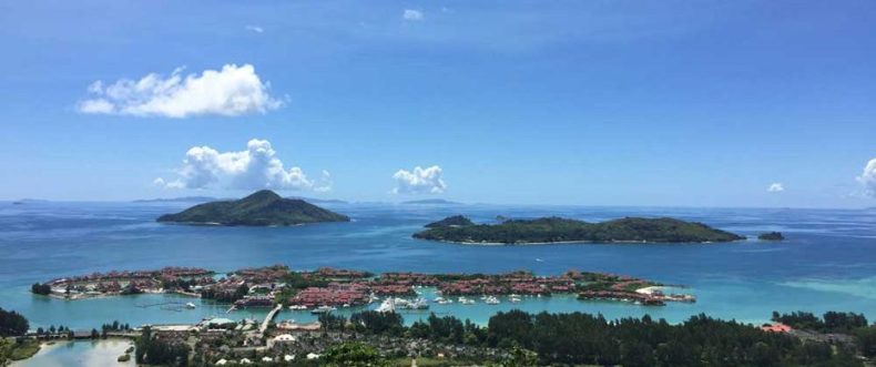 Am Meer mit dem Baby: Blick vom Aussichtsturm auf die Insel Mahé auf den Seychellen