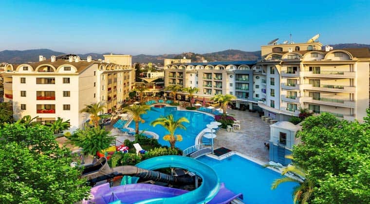 Das Hotel TUI SUNEO Costa Mare Suites in der Türkischen Ägäis bietet seinen Gästen einen großen Pool mit drei Wasserrutschen