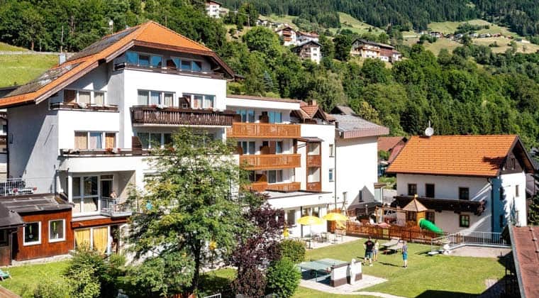 Außenansicht des TUI KIDS CLUB Alpina Tirol in Österreich