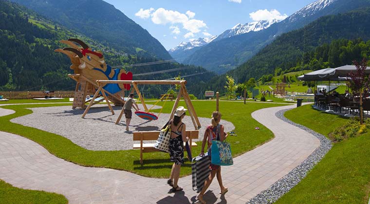 Blick auf den Außenbereich des TUI KIDS CLUB Alpina Tirol in Österreich