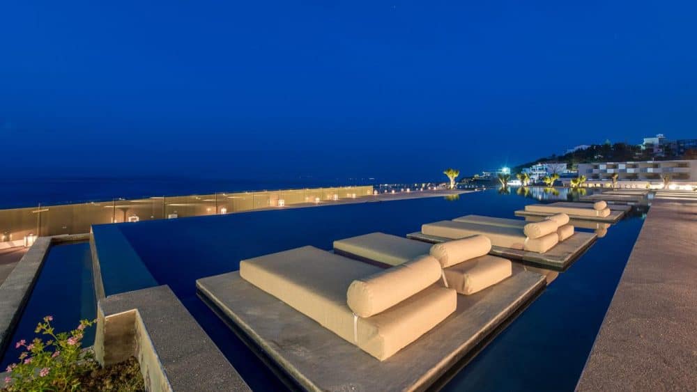 Pool mit Liegen direkt auf dem Wasser