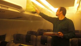 Künstlich erzeugter Nebel in der TUIfly Flugzeugattrappe