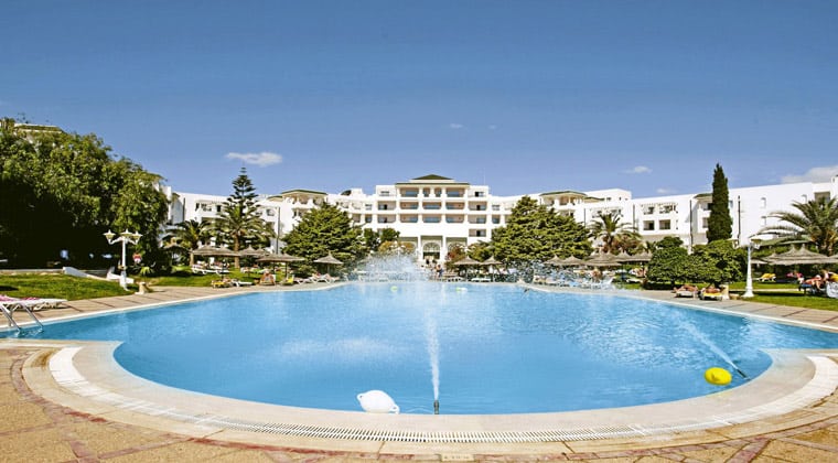 Der Pool des Hotels TUI SUNEO Royal Kenz in Tunesien - hier kann man auf der Liege relaxen oder sich im Pool abkühlen