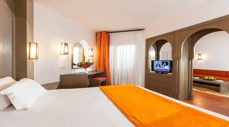 Blick in den Superior Double Room im Hotel TUI SUNEO Royal Kenz in Tunesien im Ort Port El-Kantaoui