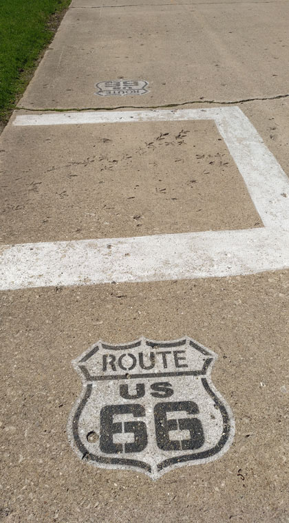 Blick auf Fußabdrücke auf dem Beton der Route 66, die Truthähne hinterlassen haben. Zu finden bei Nilwood in den USA.