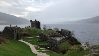 Urquhart Castle mit Blick auf Loch Ness